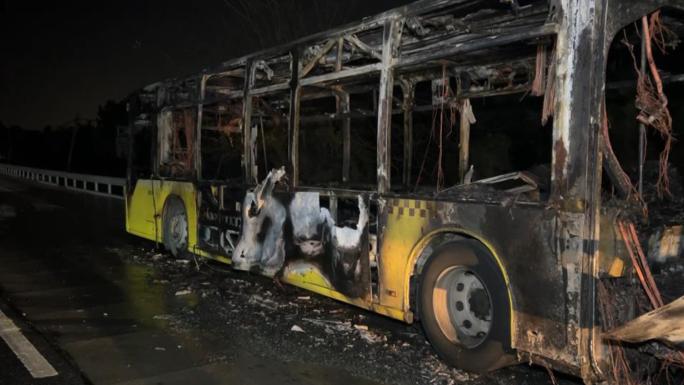 ARNAVUTKÖY’DE İETT OTOBÜSÜ ALEVLERE TESLİM OLDU 