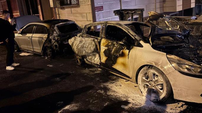 EYÜPSULTAN’DA İKİ ARAÇ ALEVLERE TESLİM OLDU 