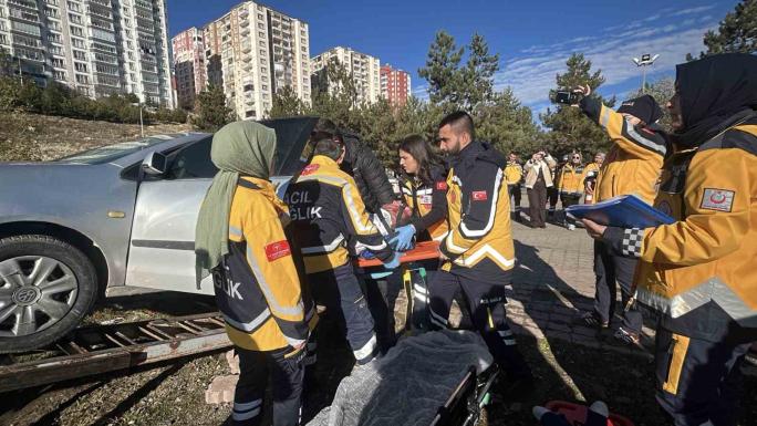 YOZGATRALLİ ETKİNLİĞİNDE AMBULANSLAR EN HIZLI MÜDAHALE İÇİN YARIŞTI 