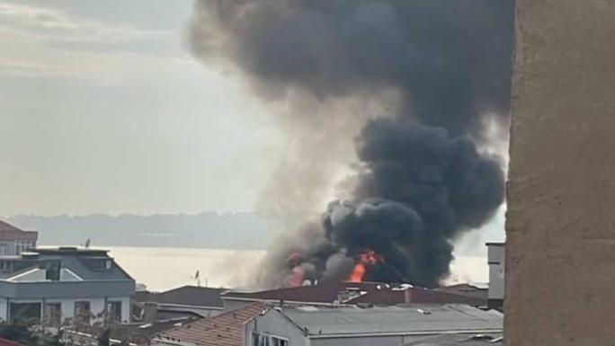 KÜÇÜKÇEKMECE’DE 4 KATLI BİNANIN ÇATI KATINDAN ALEVLER YÜKSELDİ: O ANLAR KAMERADA 