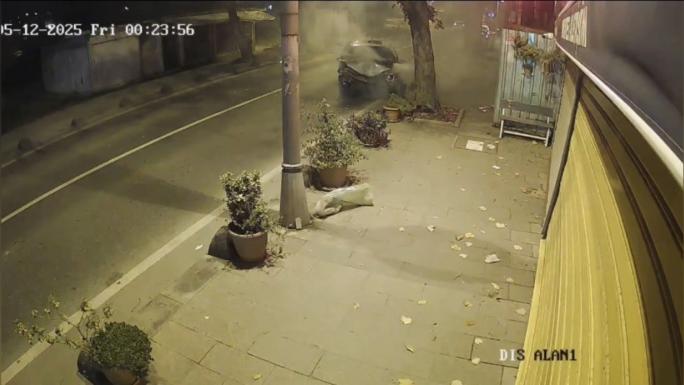 BEYKOZ’DA EHLİYETSİZ SÜRÜCÜNÜN KULLANDIĞI OTOMOBİL AĞACA ÇARPIP YOLA SAVRULDU: 2 YARALI