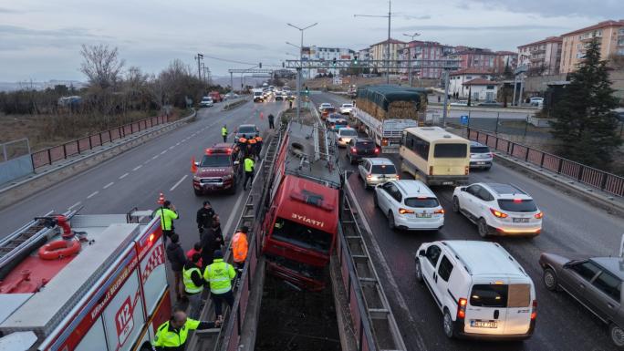 YÜKSEK GERİLİM TELLERİNE RAMAK KALA, İTFAİYE ARACI KÖPRÜ ARASINDA SIKIŞTI: 3 PERSONEL YARALI 