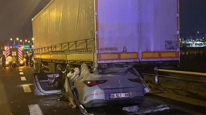 ANKARA’DA BİR OTOMOBİL TIRIN ALTINA GİRDİ: 2 ÖLÜ 1 AĞIR YARALI