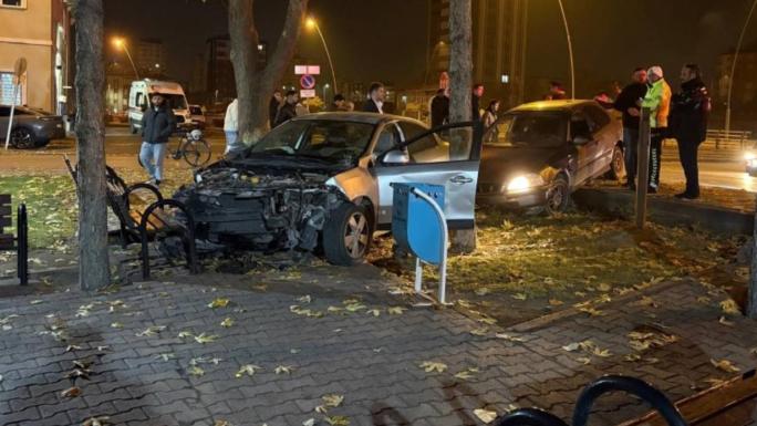 KAZA YAPAN OTOMOBİLLER CAMİ BAHÇESİNE GİRDİ