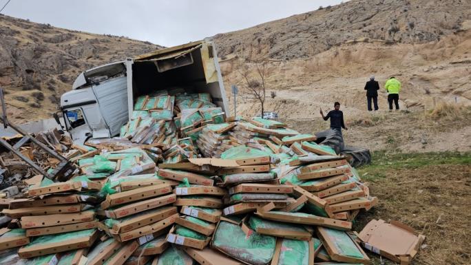 ADİLCEVAZ’DA TAVUK ETİ YÜKLÜ TIR KAZA YAPTI: SÜRÜCÜ YARALANDI, TAVUKLAR ÇEVREYE DAĞILDI 