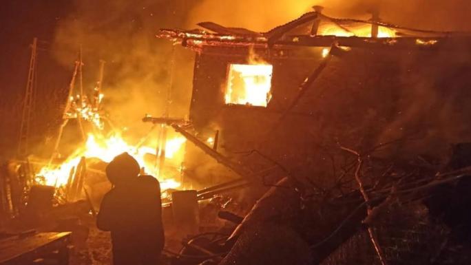 FEKE’DE EV YANGINI: BİR EV KÜL OLDU, LOJMAN ZARAR GÖRDÜ 