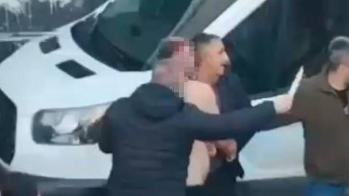 ESENYURT’TA PARK YERİ KAVGASINDA BIÇAKLAR KONUŞTU; O ANLAR KAMERADA