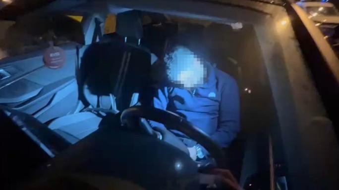 DİREKSİYON BAŞINDA SIZIP KAZA YAPAN SÜRÜCÜ, 3 SAATLİK UĞRAŞ SONUNDA CAM KIRILARAK UYANDIRILDI