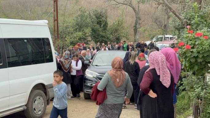 KOMŞUSUNUN AĞAÇ KESİMİNE YARDIM EDERKEN HAYATINI KAYBETTİ