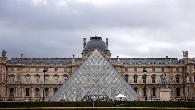 LOUVRE MÜZESİ’NDE SU SIZINTISI: YAKLAŞIK 400 NADİR KİTAP HASAR GÖRDÜ