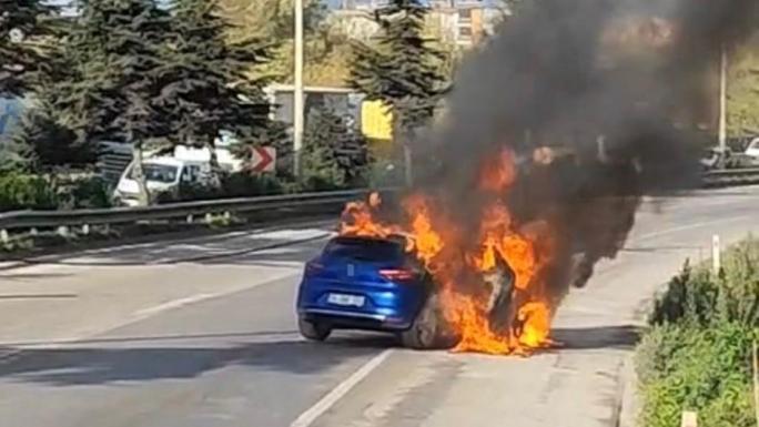 SAMSUNSPORLU MUSABA’NIN OTOMOBİLİ ALEV ALEV YANDI, FUTBOLCU YARA ALMADAN KURTULDU 