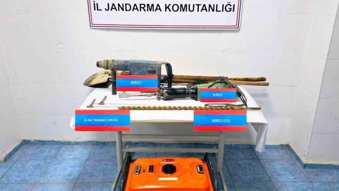 KAÇAK KAZI YAPAN 5 KİŞİ SUÇÜSTÜ YAKALANDI 