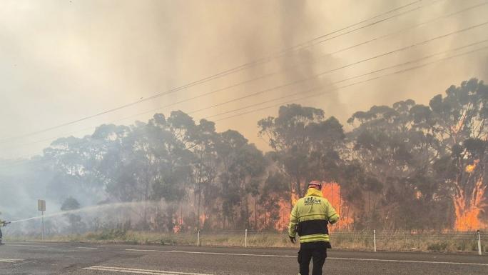 AVUSTRALYA’DA DEVAM EDEN ORMAN YANGINLARINDA İTFAİYE GÖREVLİSİ ÖLDÜ