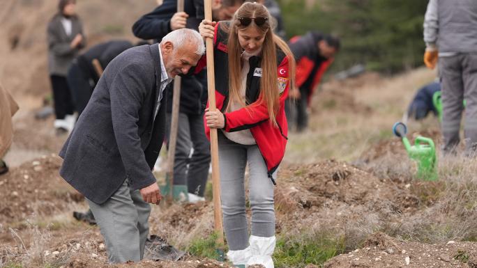 TUSAŞ ŞEHİTLERİ ANISINA BİNLERCE FİDAN TOPRAKLA BULUŞTU 