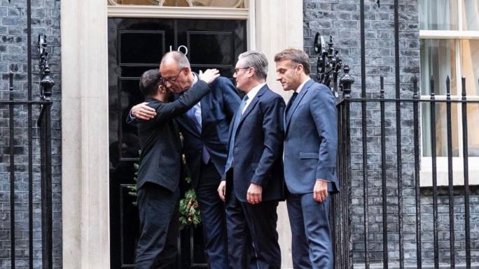 ZELENSKİY: "LONDRA'DAKİ GÖRÜŞMELER VERİMLİ GEÇTİ VE BARIŞ YÖNÜNDE KÜÇÜK BİR İLERLEME VAR"