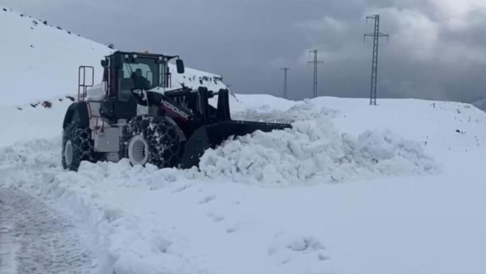 ŞIRNAK’TA KAR ESARETİ: BEYAZ ÖRTÜ YARIM METREYİ GEÇTİ