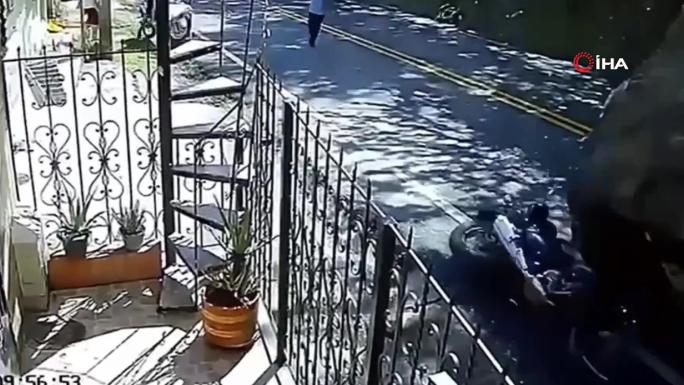 YAMAÇTAN KOPAN KAYALARIN ALTINDAN KALMAKTAN SON ANDA KURTULDULAR