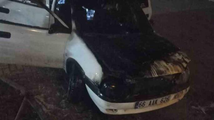 YOZGAT’TA OTOMOBİL ALEVLERE TESLİM OLDU