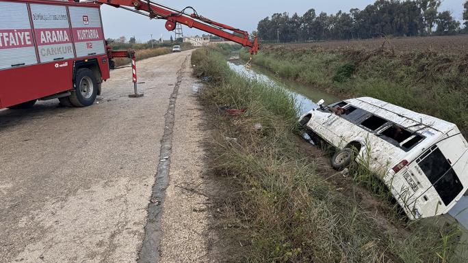 ADANA’DA TARIM İŞÇİLERİ TAŞIYAN SERVİS KANALA DÜŞTÜ: 18 YARALI