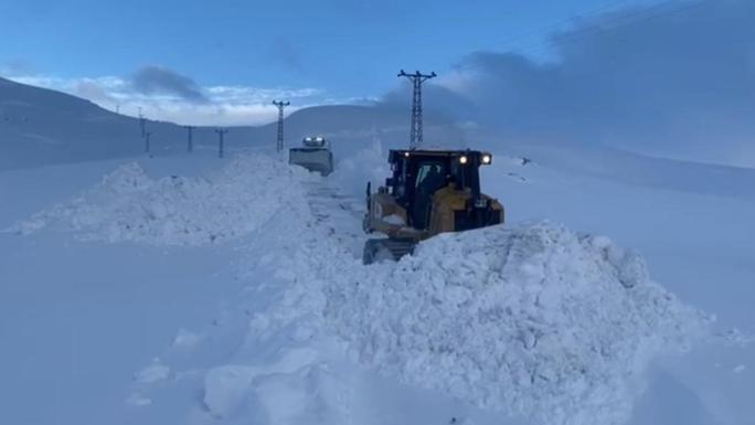 BÖYLE KAR GÖRÜLMEDİ: KALINLIK DOZERİ AŞIYOR