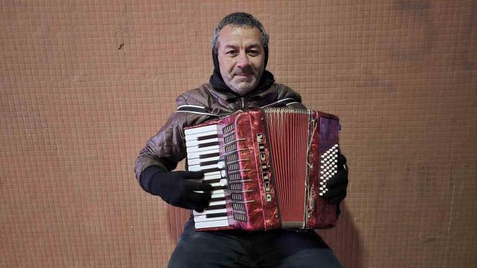 YAĞMUR, SOĞUK DEMEDEN ENSTRÜMANINI ÇALIYOR