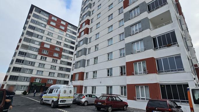 EVİ TAŞINIRKEN TARTIŞTIĞI NAKLİYECİYİ BIÇAKLADI