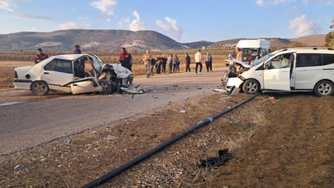 KİLİS’TE İKİ ARAÇ KAFA KAFAYA ÇARPIŞTI: 3 YARALI