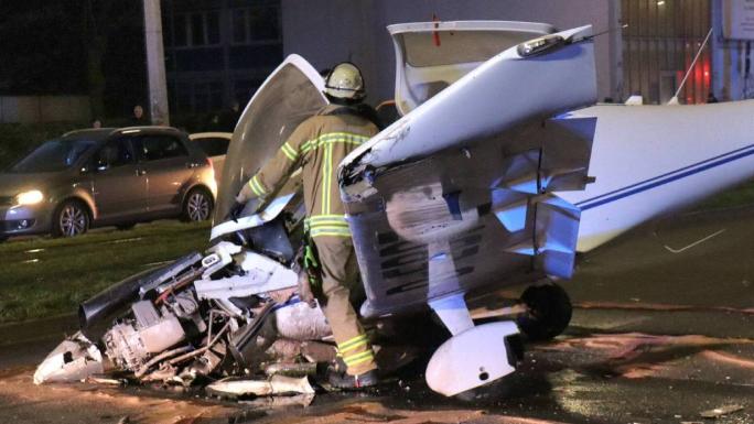 ALMANYA'DA CADDEYE ACİL İNİŞ YAPAN KÜÇÜK UÇAK TRAFİK LEVHASINA ÇARPTI: 3 YARALI