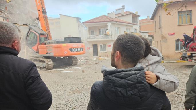 SINDIRGI’DA EVLERİNİN YIKILIŞINI HÜZÜNLÜ GÖZLERLE İZLEDİLER