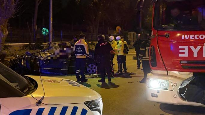 KALDIRIMA ÇARPAN OTOMOBİL 200 METRE SAVRULDU: 1 ÖLÜ, 1 AĞIR YARALI