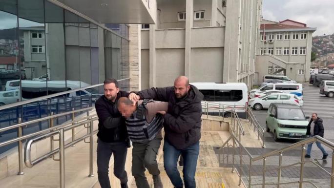 "EŞİME NEDEN BAKTIN" DİYEN ADAMI BIÇAKLAYARAK ÖLDÜRDÜ