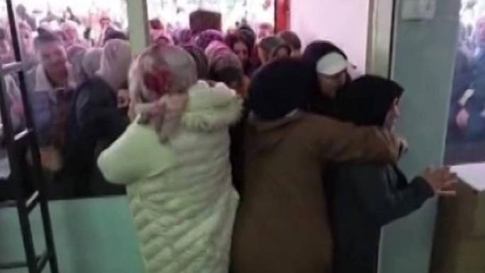 İNDİRİMİ GÖREN KADINLAR EZİLME TEHLİKESİ ATLATTI