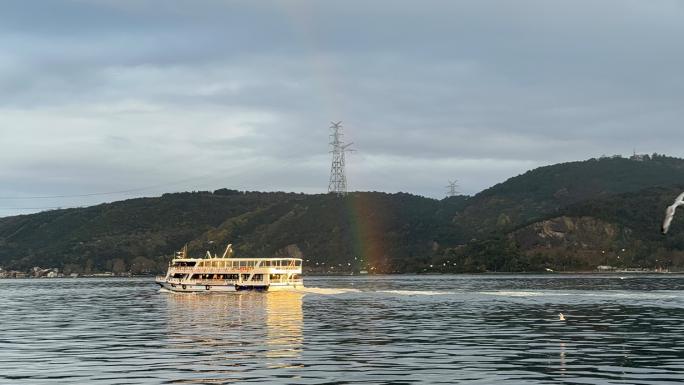 İSTANBUL BOĞAZI’NDA GÖKKUŞAĞI ŞÖLENİ