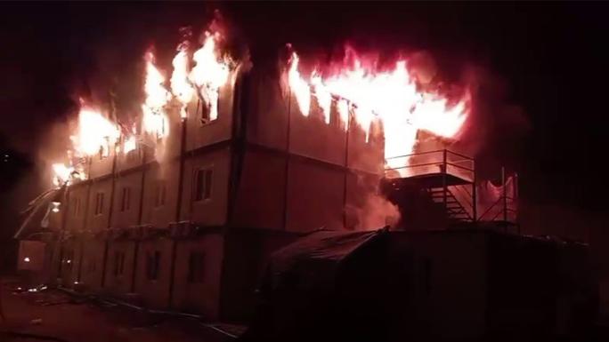 İŞÇİLERİN KALDIĞI KONTEYNER ALEVLERE TESLİM OLDU