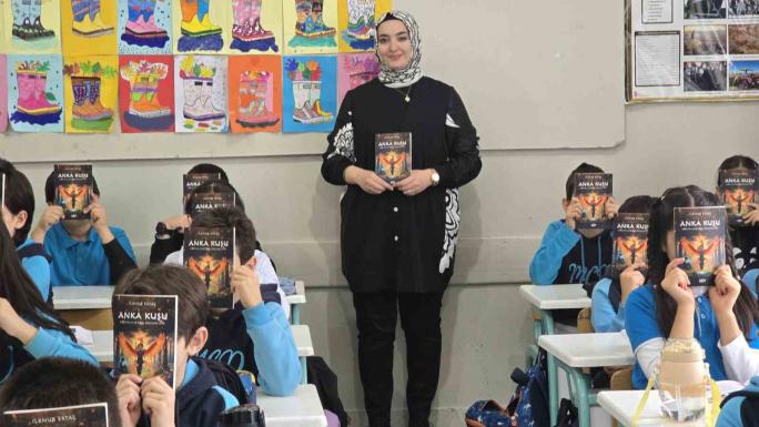 EKRAN BAĞIMLILIĞI HABERİNİN ETKİSİNDE KALDI, KİTAP YAZARAK ÖĞRENCİLERİNE YOL GÖSTERDİ