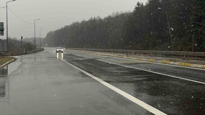 BOLU DAĞI GEÇİŞİNDE KAR YAĞIŞI ETKİLİ OLUYOR