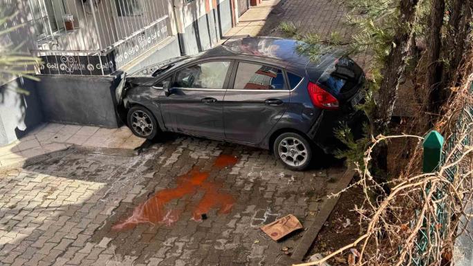 APARTMAN BAHÇESİNE DÜŞEN ARAÇTA 4 KİŞİ YARALANDI 