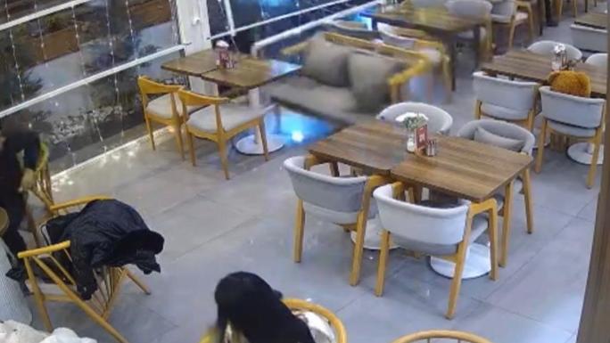 KONTROLDEN ÇIKAN OTOMOBİL KAFETERYAYA GİRDİ: SANİYELERLE KURTULDULAR