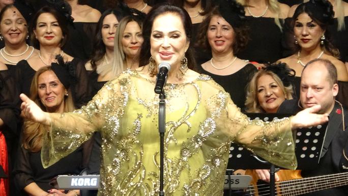 TÜRKAN ŞORAY, ‘İYİLİK KOROSU’ İLE MERSİN’DE SANATSEVERLERLE BULUŞTU