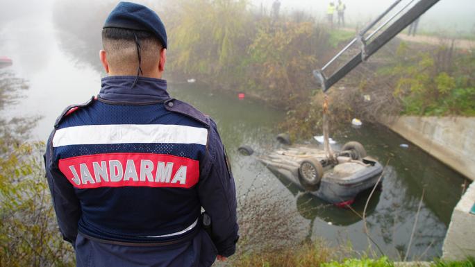 KAZADA ÖLEN ARKADAŞINI ARAÇTA BIRAKIP KAÇTILAR 