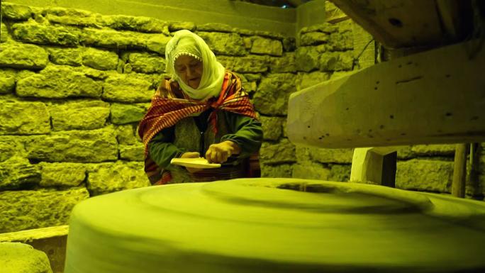 TARİHİ DEĞİRMENLER DÖNÜYOR, MISIR UNU GURBET YOLLARINA ÇIKIYOR