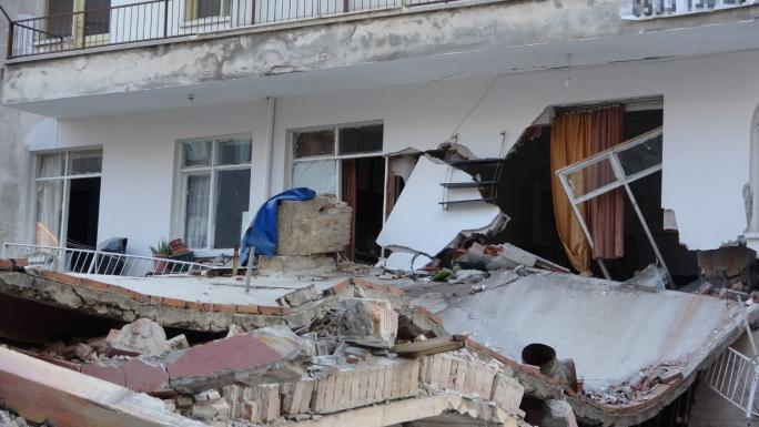 BİNA YIKIMI SIRASINDA BİTİŞİK BİNA ZARAR GÖRDÜ, FACİA UCUZ ATLATILDI