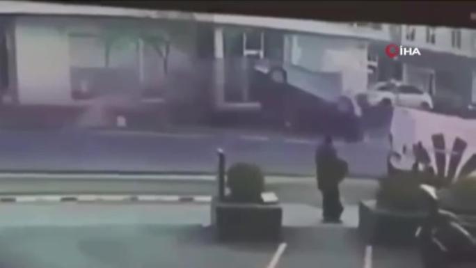 ŞİŞLİ’DE DEHŞETE DÜŞÜREN KAZADA HAYATINI KAYBEDENLERİN SAYISI 3’E YÜKSELDİ 