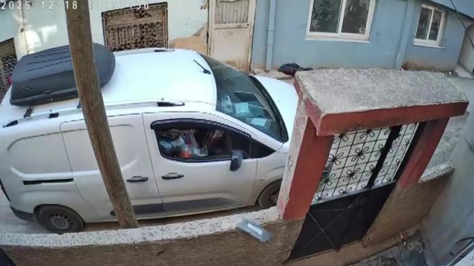 KARGOYU ARACINDAN İNMEDEN BAHÇEYE FIRLATTI 