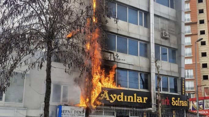 ESENYURT’TA İŞ HANINDA KORKUTAN YANGIN 