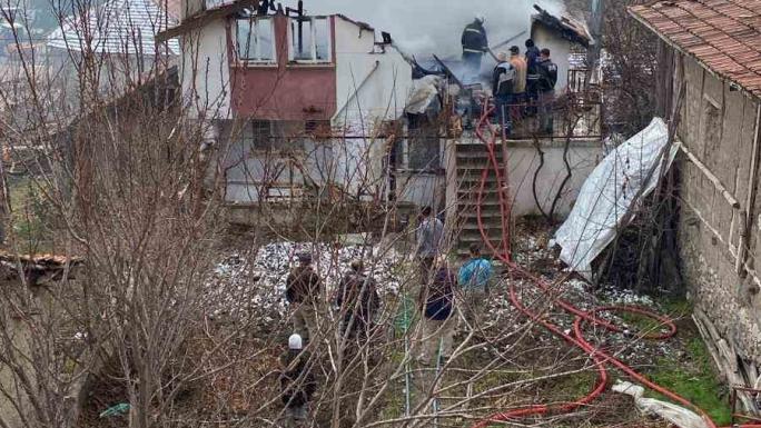 YOZGAT’TA BİNADA ÇIKAN YANGINDA YOĞUN DUMAN GÖKYÜZÜNÜ KAPLADI 