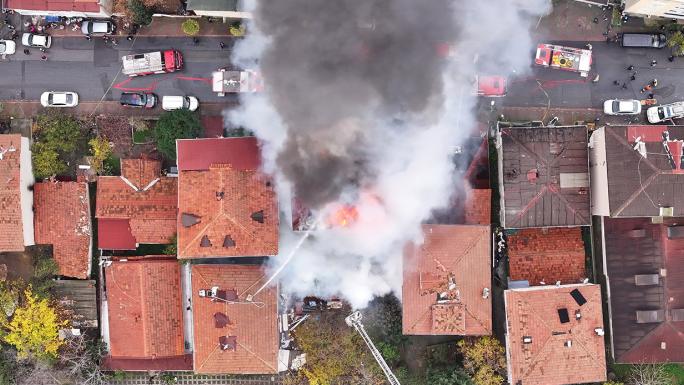 ATAŞEHİR’DE KORKUTAN YANGIN: 4 KİŞİ KURTARILDI 
