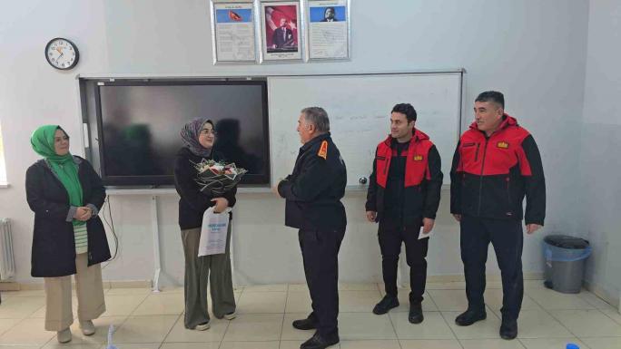 SORGUN BELEDİYESİ İTFAİYESİ, KENDİLERİNE MEKTUP YAZAN BELİNAY’A OKULUNDA SÜRPRİZ YAPTI 