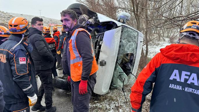 OKUL SERVİSİ YAN YATTI, 14’Ü ÖĞRENCİ 15 KİŞİ YARALANDI 