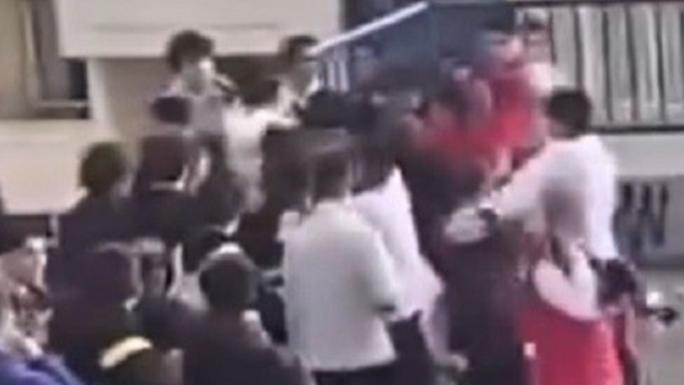 İZMİR’DE ÖĞRENCİLER BİRBİRİNE GİRDİ: SOKAK BOKS RİNGİNE DÖNDÜ 